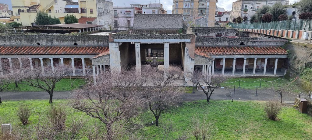 Oplontis Villa of Poppea, January 2023.
Looking south across north garden towards Villa, with entrance steps on right. Photo courtesy of Miriam Colomer.