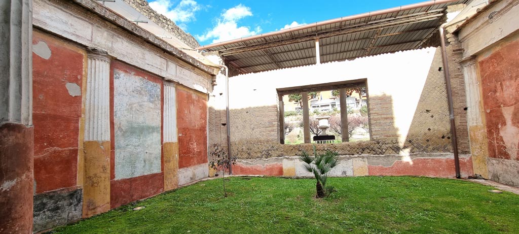 Oplontis Villa of Poppea, January 2023.
Room 20, looking north across courtyard garden with large window into large room 21. Photo courtesy of Miriam Colomer.