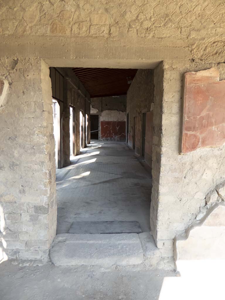 Oplontis Villa of Poppea, September 2017.
Portico 24, looking west through doorway at east end, connecting with Portico 40 and Peristyle 59.
Foto Annette Haug, ERC Grant 681269 DÉCOR.