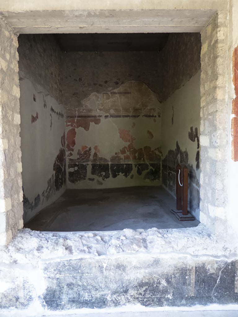 Oplontis Villa of Poppea, September 2017.
East portico 34, looking south through window into room 30, in south wall of portico.
Foto Annette Haug, ERC Grant 681269 DÉCOR.