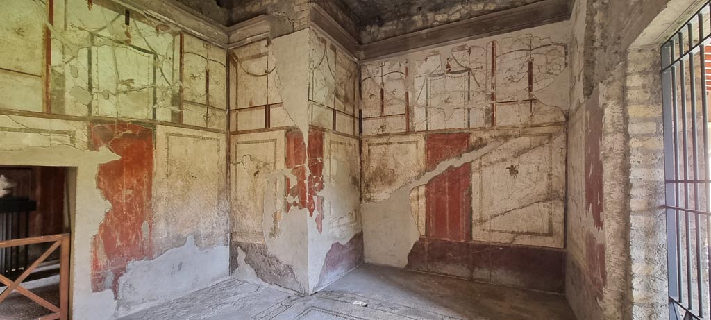 Oplontis Villa of Poppea, January 2023.
Room 41, looking north-west across cubiculum with two alcoves. Photo courtesy of Miriam Colomer.