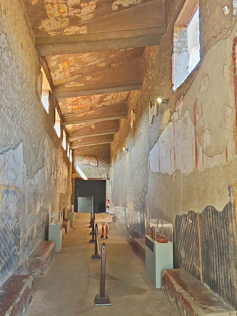 Oplontis Villa of Poppea, October 2023.
Corridor 46, with benches and modern display cases, looking west. Photo courtesy of Giuseppe Ciaramella.