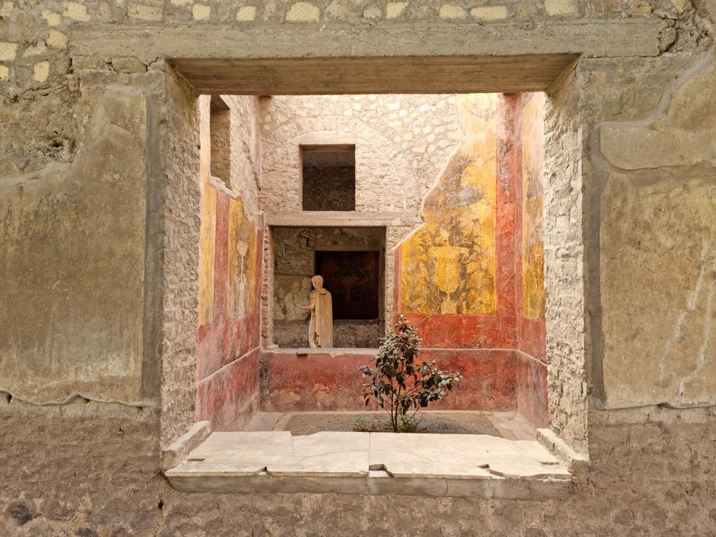 Oplontis Villa of Poppea, January 2023.
Room 68, looking through window towards south wall with window into room 65, looking across to window into room 61, a raised courtyard.
Photo courtesy of Miriam Colomer.