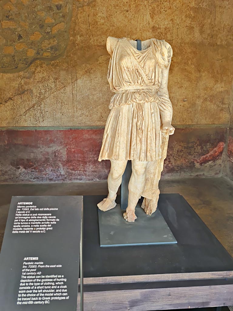 Oplontis Villa of Poppea, October 2023.
Room 75, marble statue of Artemis (inv. 73303), on display here but found on the east side of the pool.
Photo courtesy of Giuseppe Ciaramella.