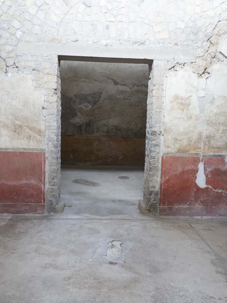 Oplontis Villa of Poppea, September 2017.
Room 90, looking towards doorway in west wall leading into room 89.
Foto Annette Haug, ERC Grant 681269 DÉCOR.