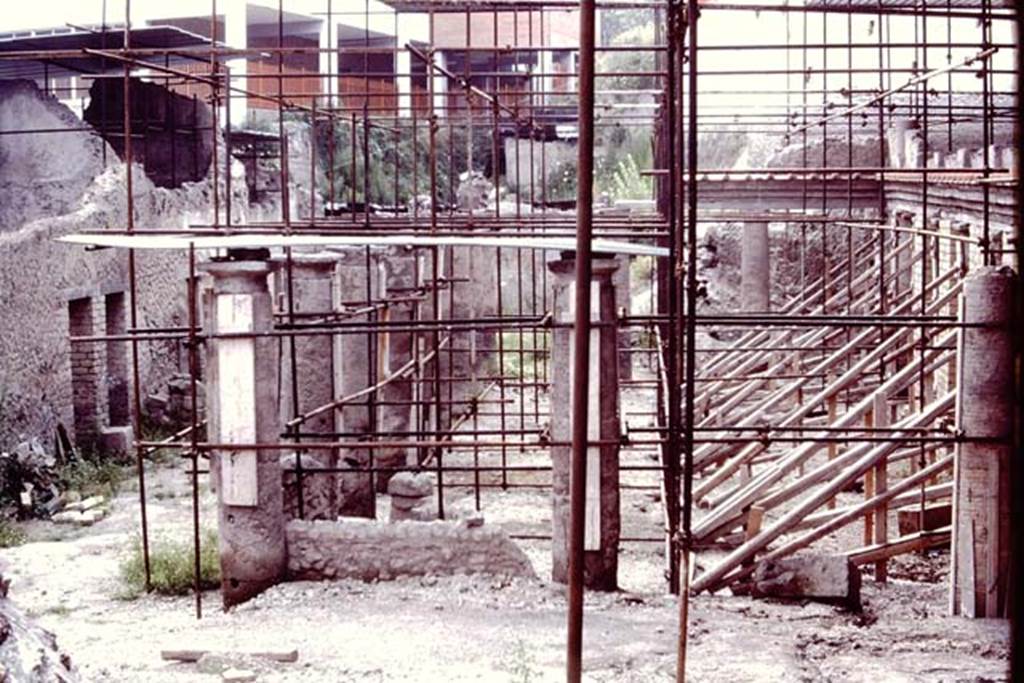 Oplontis, Villa of Lucius Crassius Tertius. 1984? Looking west from area 36 across courtyard 27. The doorways to rooms 13 and 12 are in area 20 on the left.
Source: The Wilhelmina and Stanley A. Jashemski archive in the University of Maryland Library, Special Collections (See collection page) and made available under the Creative Commons Attribution-Non Commercial License v.4. See Licence and use details.
Oplo0193