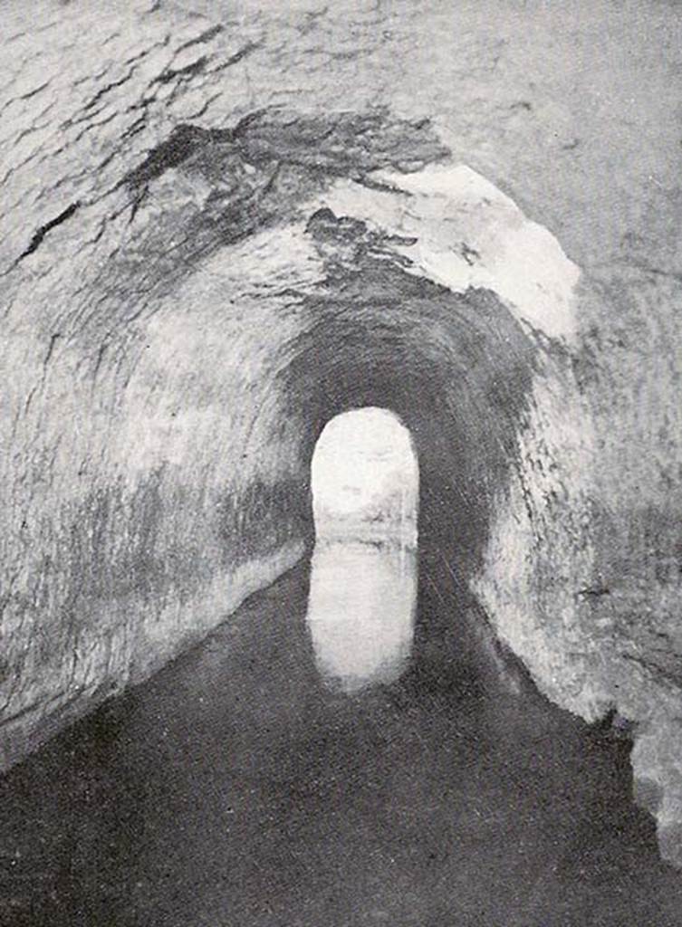 Terme di Marco Crasso Frugi. Torre Annunziata. Underground water passage or reservoir.
According to Malandrino in May 1960, during works to extend and transform the existing thermal baths, a casual discovery (or rediscovery) was made.
Several tunnels of ancient fabric were discovered which served to carry the water to the ancient baths.
Only two were explored but apparently there were others.
More recent fragments of pottery and lamps were found, which may date from the 1831-4 excavations.
Probably the tunnels were originally explored and then walled up at that date.
This gave rise to the suggestion that this was a rediscovery, rather than a discovery, in 1960.
See Malandrino C., 1977. Oplontis. Napoli: Loffredo editore, pp. 46f.