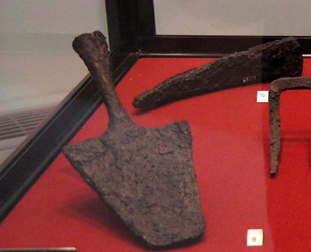 Gragnano, Villa rustica in Località Carmiano, Villa A. Spade and pick found in room 2.
Stabiae Antiquarium, inventory number pick 63295 spade 63297.
Detail from photo courtesy of Margaret Hicks.