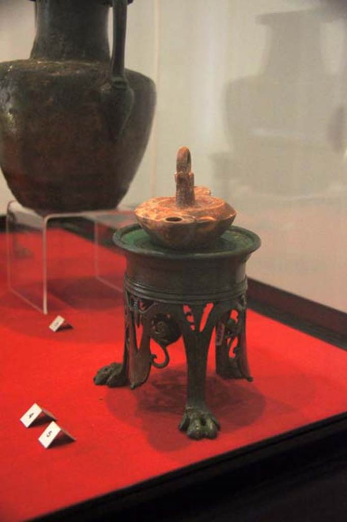 Gragnano, Villa rustica in Località Carmiano, Villa A.
Bronze lamp stand with feline feet found in room 2.
Stabiae Antiquarium, inventory number 63279.
The lamp was found in room 6.
Detail from photo courtesy of Margaret Hicks.