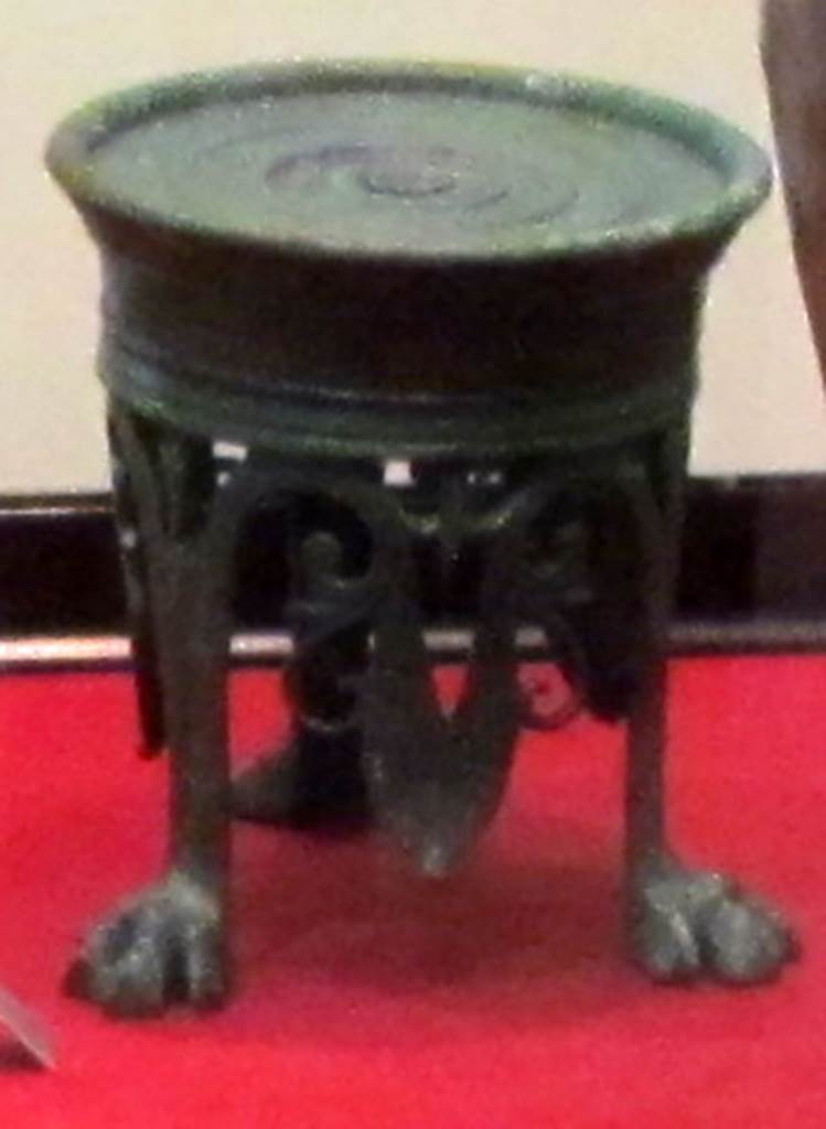 Gragnano, Villa rustica in Località Carmiano, Villa A.
Second bronze lamp stand with feline feet, found in room 2.
Stabiae Antiquarium, inventory number 63278.
The lamp was found in room 6.
Detail from photo courtesy of Donna Dollings.