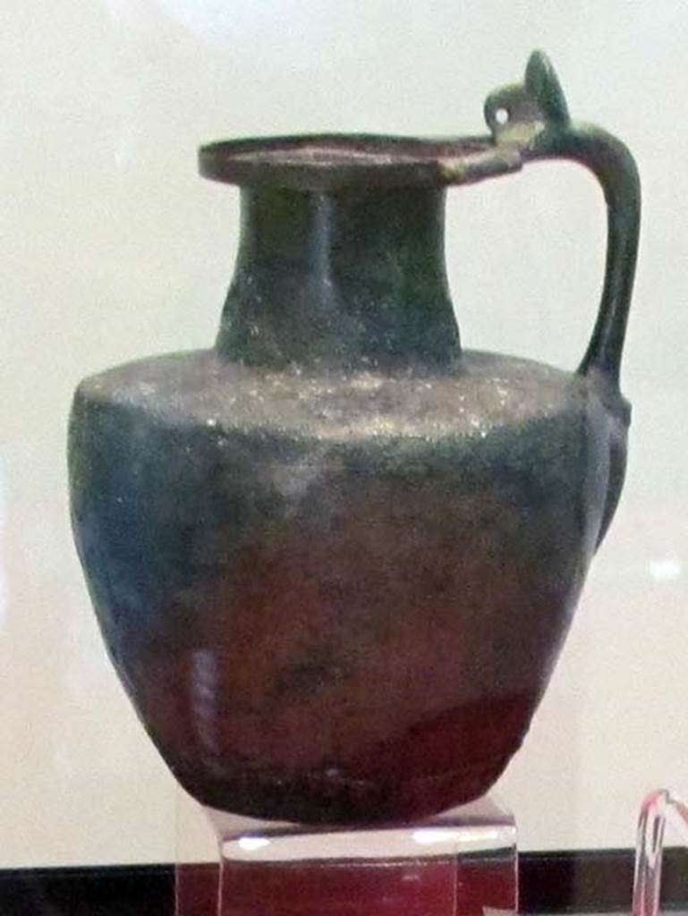 Gragnano, Villa rustica in Località Carmiano, Villa A. Bronze jug found in room 4.
Stabiae Antiquarium, inventory number 63377.
Detail from photo courtesy of Donna Dollings.