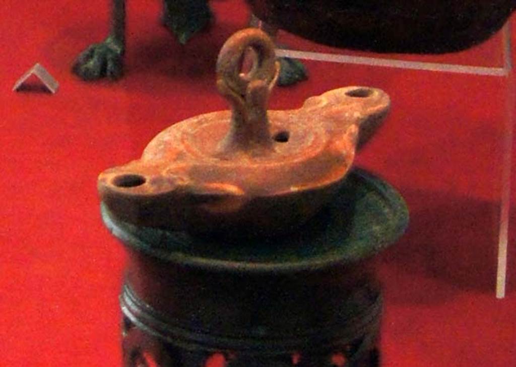 Gragnano, Villa rustica in Località Carmiano, Villa A. Double ended terracotta hanging lamp found in room 6.
Stabiae Antiquarium, inventory number 63543.
Detail from photo courtesy of Margaret Hicks.