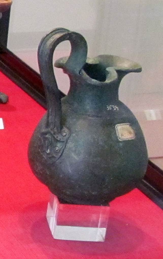 Gragnano, Villa rustica in Località Carmiano, Villa A. Wine jug with trefoil mouth and upraised handle, found in room 6.
Stabiae Antiquarium, inventory number 63539.
Detail from photo courtesy of Donna Dollings.
