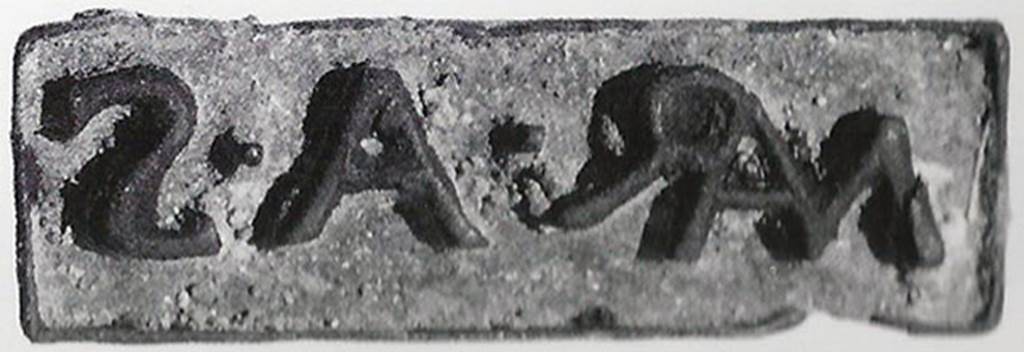 Gragnano, Villa rustica in Località Carmiano, Villa A. Base of seal with ring grip, found in courtyard 6.
Stabiae Antiquarium inventory number 63458.
According to Magalhaes this reads
Mar(---) A(---) S(---)
The abbreviation MAR does not correspond to the abbreviations standardly used in Roman or Oscan times, suggesting the fact that the seal is well before this period;
If so then you may have a unique name, followed by the family of the dominus or patronus in genitive and equally abbreviated.
See Magalhaes M. M., 2006. Stabiae Romana. Castellamare: Nicola Longobardi, p. 45, p. 246, fig. 148a.
According to Bonifacio, the seal may register the first name of the patron MAR, followed by the initial of the gens (family) A and then the word S(ervi).
See Guzzo, P, Bonifacio, G, and Sodo, A.M., curated by (2007) Otium Ludens. Castellammare di Stabia: Nicola Longobardi, pp. 164.