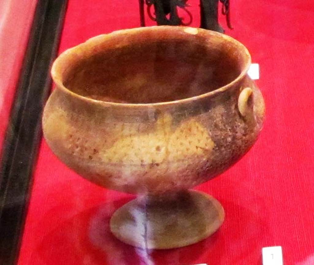 Gragnano, Villa rustica in Località Carmiano, Villa A. Terracotta cup on a small trumpet foot, found in south-west corner of room 7.
Stabiae Antiquarium, inventory number 63464.
Detail from photo courtesy of Donna Dollings.