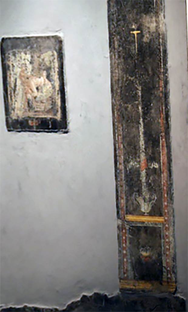 Gragnano, Villa rustica in Località Carmiano, Villa A. Cubiculum 8 west wall.
Detail of parts of wall with erotic scene on left.
Stabiae Antiquarium, inventory number 63709.
