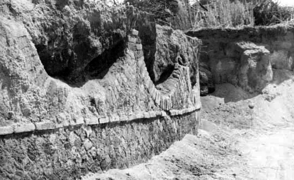 Stabiae, Villa del Pastore. 1960s? South wall? Wall with inverted arch pattern. Photo courtesy Comitato per gli Scavi di Stabia.