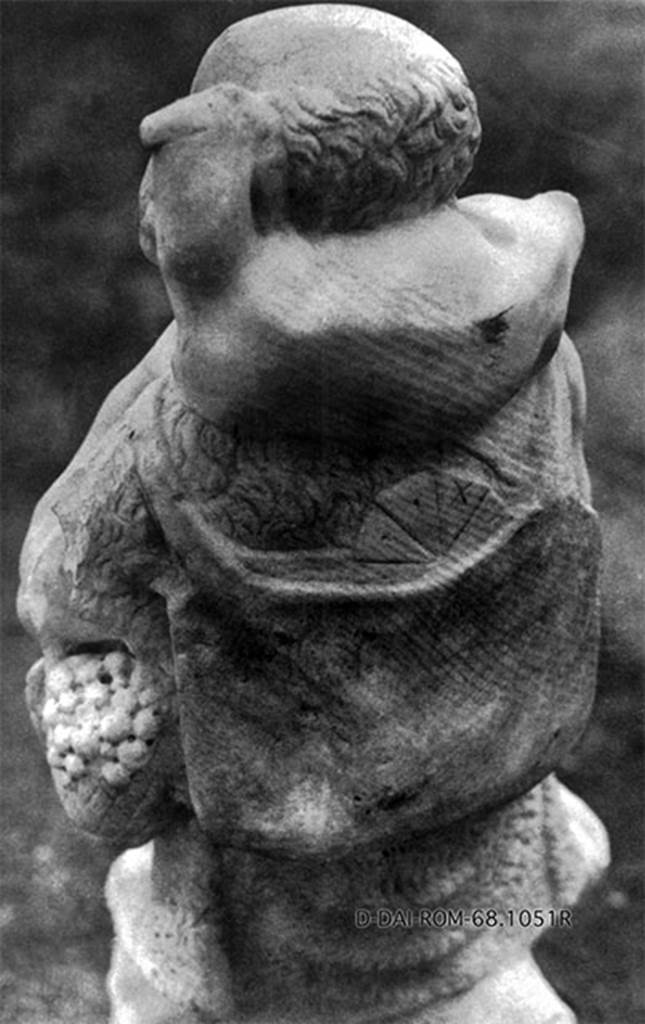 Castellamare di Stabia, Villa del Pastore. 1968? Rear of the statue of the shepherd.
According to Kockel, He carries a backpack with a loaf of bread sticking out.
See Kockel V., 1985. Funde und Forschungen in den Vesuvstädten 1: Archäologischer Anzeiger, Heft 3. 1985, p. 529ff, Abb. 11. 18. 23 Nr. 100.
DAIR 68.1051. Photo © Deutsches Archäologisches Institut, Abteilung Rom, Arkiv.
See http://arachne.uni-koeln.de/item/marbilder/4146661