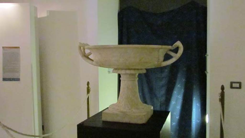 Stabiae, Villa del Pastore. Labrum found in the garden.
Stabia Antiquarium. Inventory number 63849.
Photo courtesy of Donna Dollings.