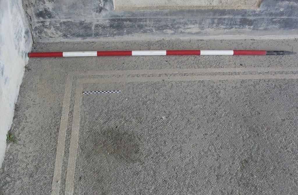 Stabiae Secondo Complesso ambiente 17. 2015. Room 17, south-west corner.
Photo courtesy of Carmela Ariano, Varano, Secondo Complesso, cubicolo 17, tessellato monocromo, in TESS – scheda 18034.
http://tess.beniculturali.unipd.it/web/scheda/?recid=18034  
Use: CC BY-NC-SA 2.5
Pisapia describes this floor as number 99.
See Pisapia, M. S. 1989, in Mosaici antichi in Italia, Regione prima. Stabia, Roma, (p. 53).


