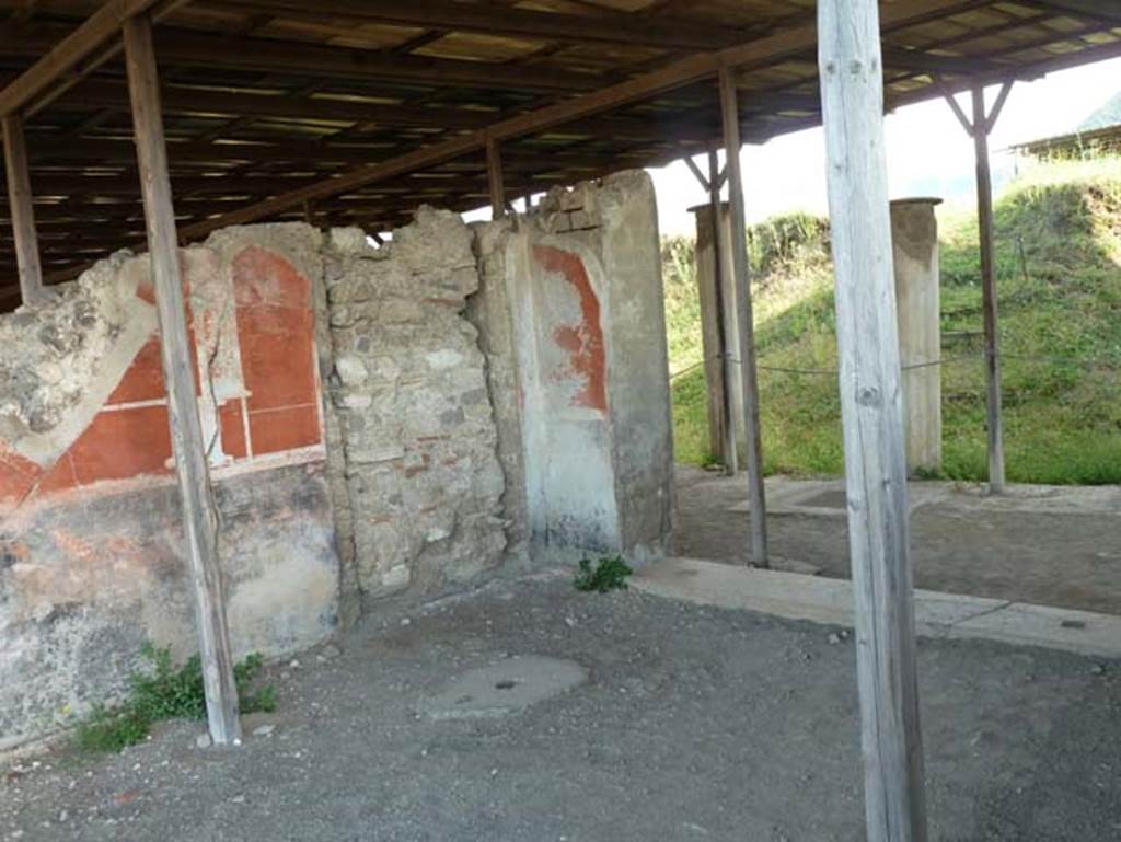 Stabiae, Secondo Complesso, September 2015.
Room 11, looking towards the east wall in the south-east corner, and doorway in south wall to the north portico of the peristyle, on right.
Pisapia describes this floor as number 106.
See PISAPIA, M. S. 1989, in Mosaici antichi in Italia, Regione prima. Stabia, Roma, p. 55.