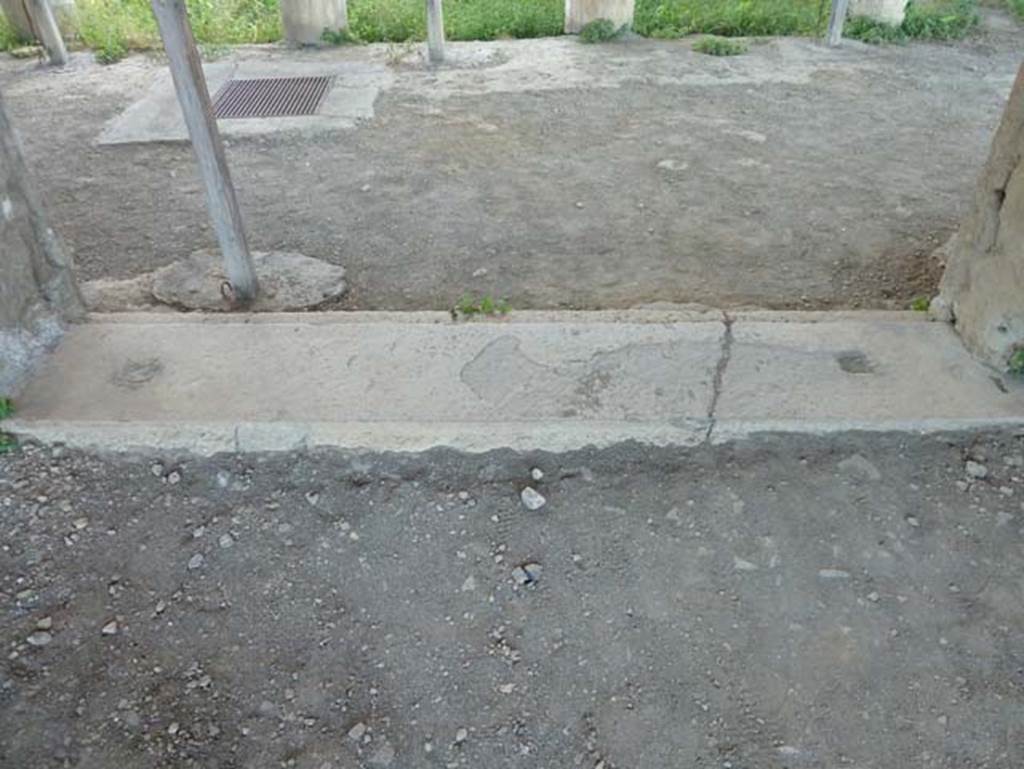 Stabiae, Secondo Complesso, September 2015. Room 11, threshold of doorway into north portico.
