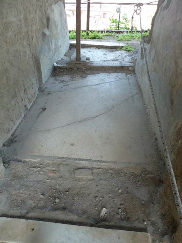 Stabiae, Secondo Complesso, September 2015.
Corridor10, white mosaic flooring with black external border around the edges, formed by three lines of tesserae.