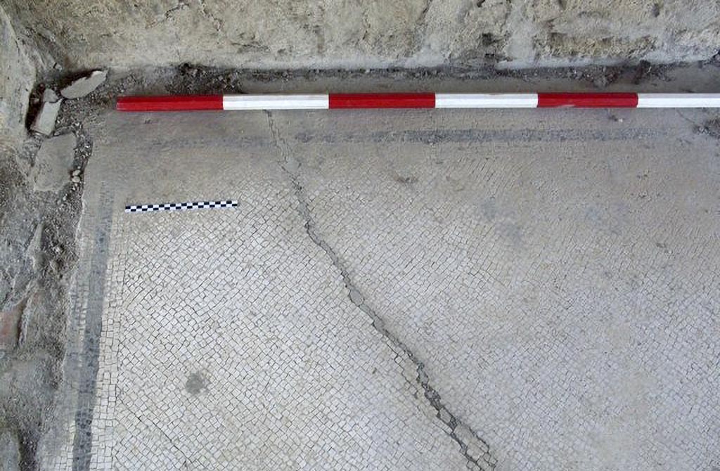 Stabiae Secondo Complesso ambiente 10. 2015. Room 10, south-west corner.
Photo courtesy of Carmela Ariano, Varano, Secondo Complesso, corridoio 10, tessellato monocromo, in TESS – scheda 18028.
http://tess.beniculturali.unipd.it/web/scheda/?recid=18028
Use: CC BY-NC-SA 2.5
Pisapia describes this floor as number 107.
See Pisapia, M. S. 1989, in Mosaici antichi in Italia, Regione prima. Stabia, Roma, (p. 55).