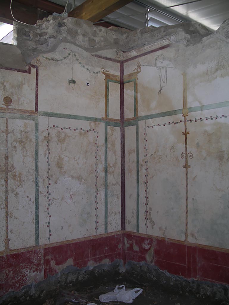 Villa Arianna, April 2005. 
Room M, painted decoration in south-east corner of room. Photo courtesy of Michael Binns.
