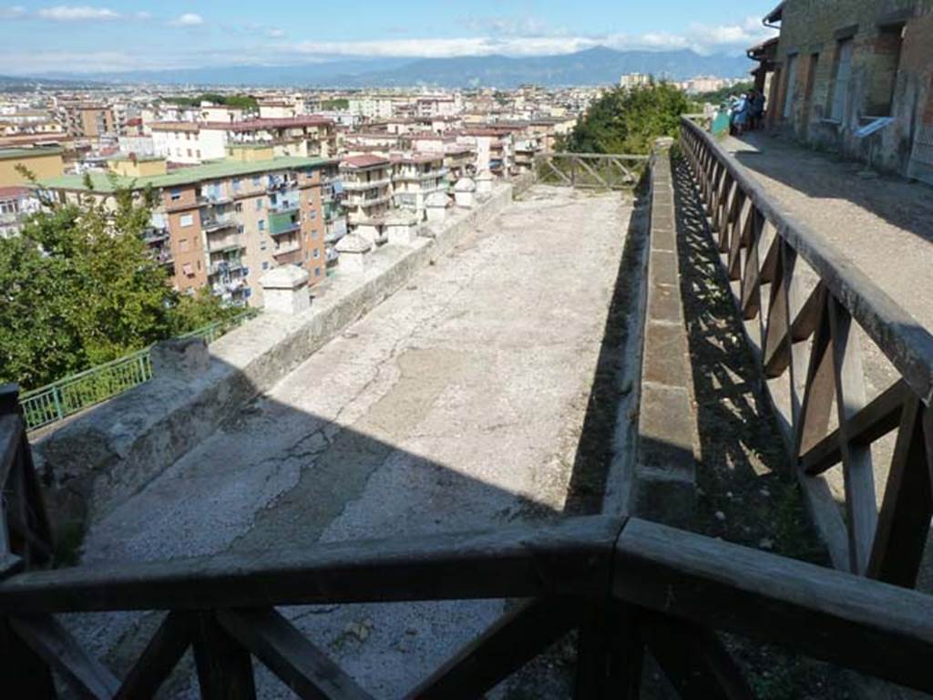 Stabiae, Villa Arianna, September 2015.
Looking east from steps towards terrace B on left, and loggia 54 outside of the rooms of the Villa, on right.