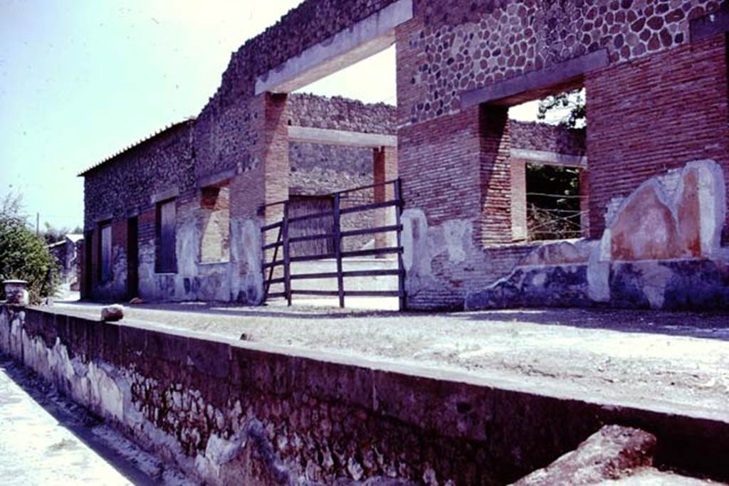 Villa Arianna, 1976. Large summer triclinium/exedra looking out onto the loggia. Photo by Stanley A. Jashemski.
Source: The Wilhelmina and Stanley A. Jashemski archive in the University of Maryland Library, Special Collections (See collection page) and made available under the Creative Commons Attribution-Non Commercial License v.4. See Licence and use details. J76f0519