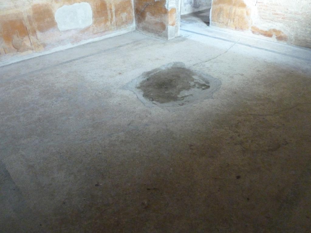 Stabiae, Villa Arianna, September 2015. Room 10, looking north-east across floor.
According to the information card –
In the Bourbon times, this cubiculum painted yellow, also provided Naples Museum with some frescoes of satyrs and reclining warriors.
From the centre of its floor, a square emblem was removed, but so far has been impossible to trace.