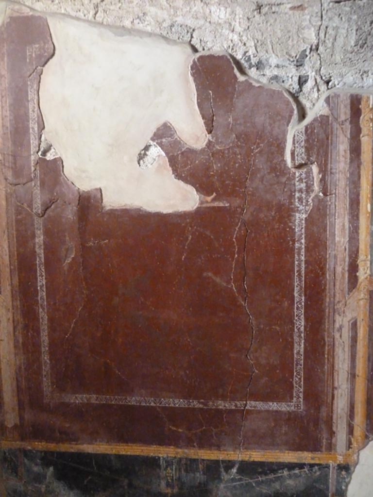 Stabiae, Villa Arianna, September 2015.
Room 5, central panel with a painted foot, the remains of a reclining figure on west wall.
