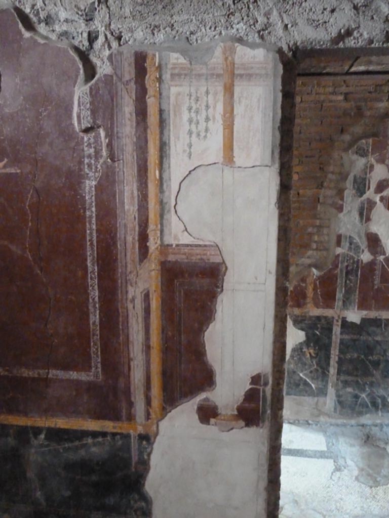 Stabiae, Villa Arianna, September 2015.
Room 5, detail of panel at north end of west wall, with doorway to Corridor 8, on right.