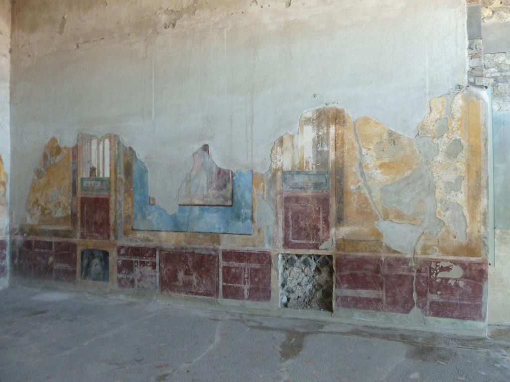 Stabiae, Villa Arianna, September 2015. Room 3, west wall.
According to the description board –
on the west wall all that remains is part of the body of the nymph Ambrosia, pertaining to the Lycurgus’ folly mythological theme.