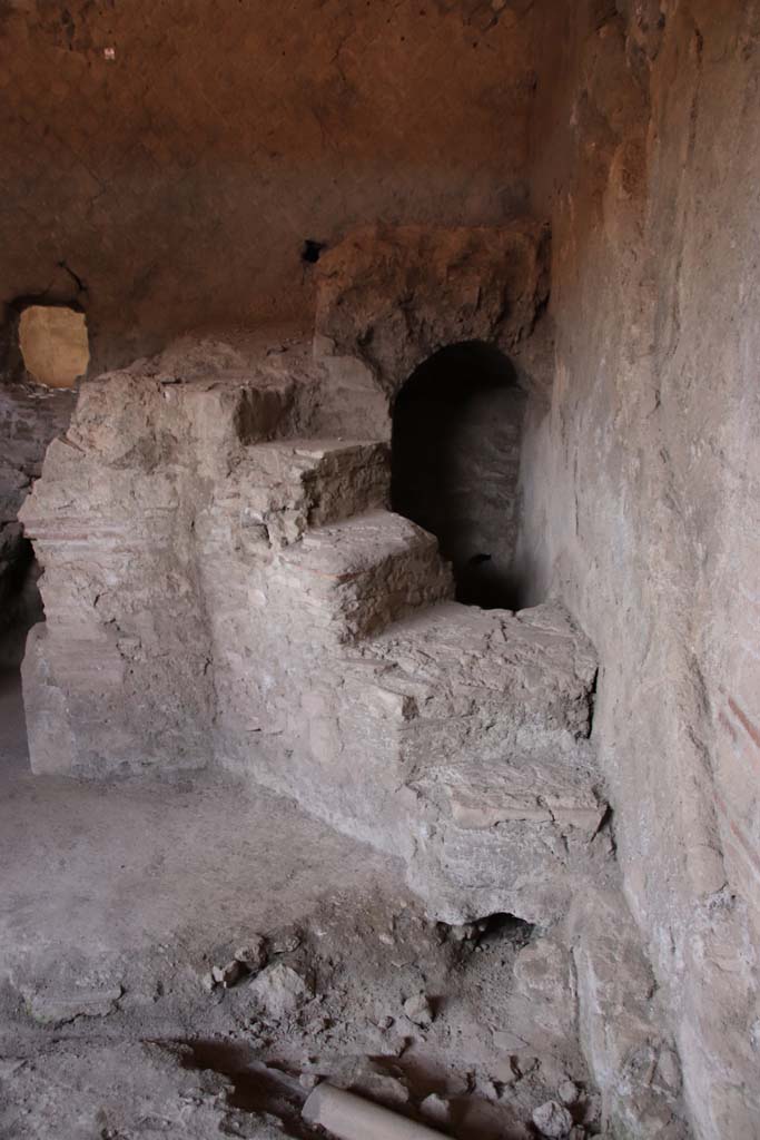 Stabiae, Villa Arianna, September 2021.
Room 29, detail of steps leading to place where a bronze cauldron would have stood.
Photo courtesy of Klaus Heese.