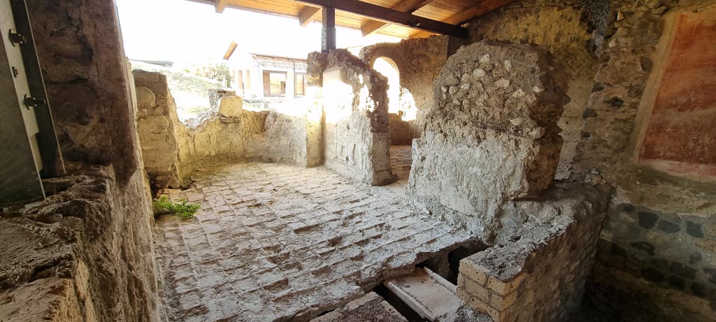 Stabiae, Villa Arianna, December 2023.
Room 31, the tepidarium, looking west across flooring, with doorway to room 6, centre right. Photo courtesy of Miriam Colomer.