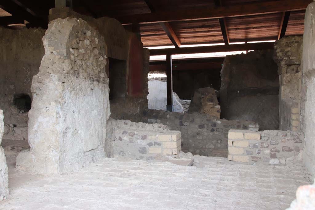 Stabiae, Villa Arianna, September 2021.
Room 31, looking east across tepidarium, with doorway to room 6, on left. Photo courtesy of Klaus Heese.