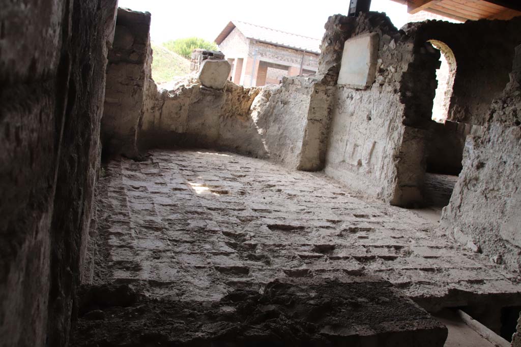Stabiae, Villa Arianna, September 2021.
Room 31, the tepidarium, looking west across flooring, with doorway to room 6, on right. Photo courtesy of Klaus Heese.