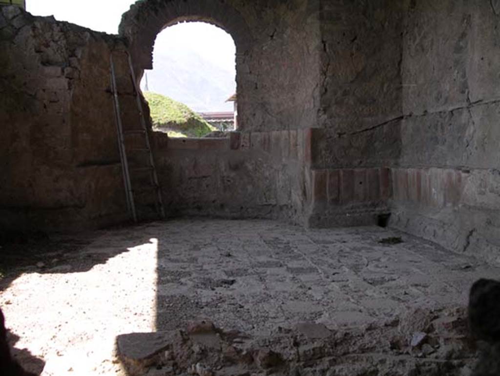 Stabiae, Villa Arianna, April 2005. Room 6, the caldarium on north side of tepidarium.
Caldarium 6, the room was paved with flakes of marble, and conserved in the walls were the ducts for the passage of hot air necessary for heating the room. Photo courtesy of Michael Binns
