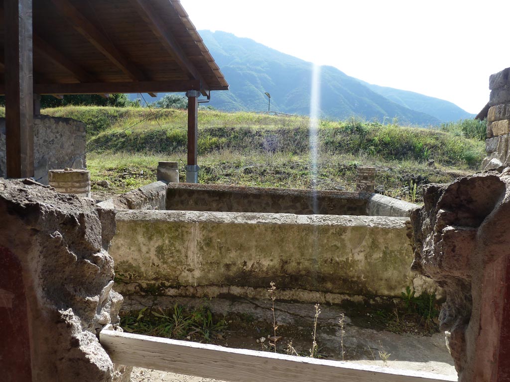Stabiae, Villa Arianna, September 2015.
W30, looking west from portico towards light-yard of tunnel leading from the villa down to the beach/sea-shore.