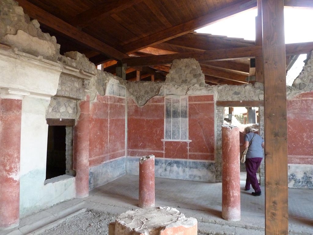 Stabiae, Villa Arianna, September 2015.
W30, looking towards south wall with doorway leading to corridor W27, and across small peristyle W29 to the south-east corner.
