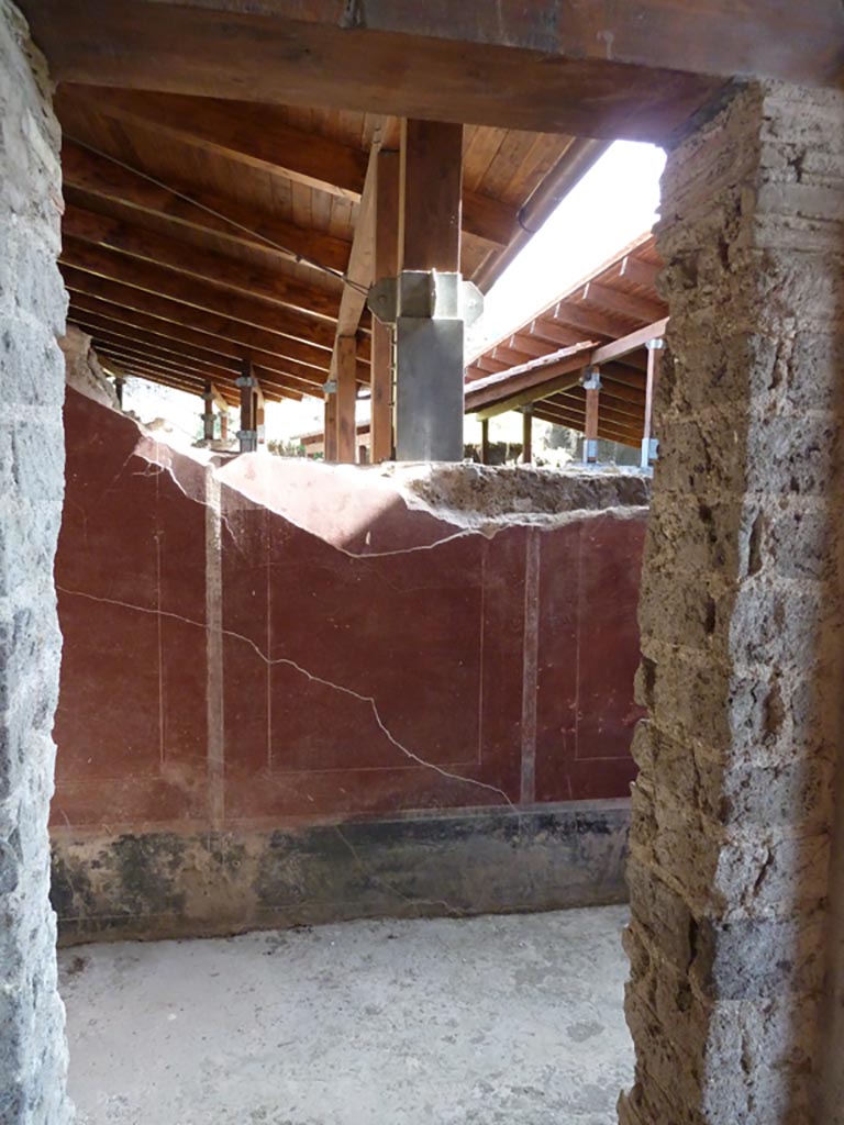 Stabiae, Villa Arianna, September 2015. W30, doorway in south wall leading to corridor W27.
To the left, the corridor leads east towards the large peristyle
To the right, the corridor leads towards the light-yard area, ramp 76 and rustic quarters.