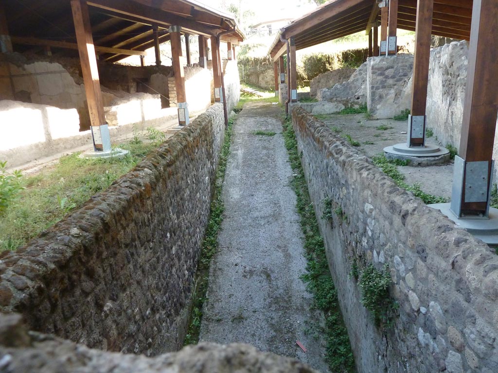 Stabiae, Villa Arianna, September 2015.
Looking south across top of ramp 76, leading under the Villa towards the beach or ancient sea-shore.
Rooms 71, 74 and 83 are on the right. Rooms 82, 81, 80, 79 and 77 are on the left.