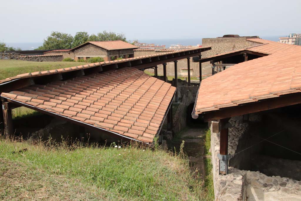 Stabiae, Villa Arianna, September 2021. Looking towards ramp, in centre, between rustic quarters. Photo courtesy of Klaus Heese.