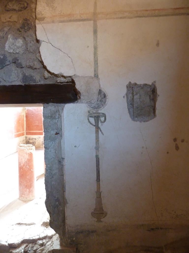 Stabiae, Villa Arianna, September 2015.
W.28, west wall with window into small peristyle, and painted wall decoration from west wall of alcove.