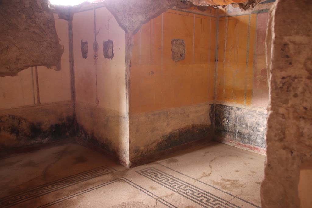 Stabiae, Villa Arianna, October 2020.
W.28, looking towards white painted east wall of alcove at west end, and yellow painted north wall of other alcove at east end.
Photo courtesy of Klaus Heese.