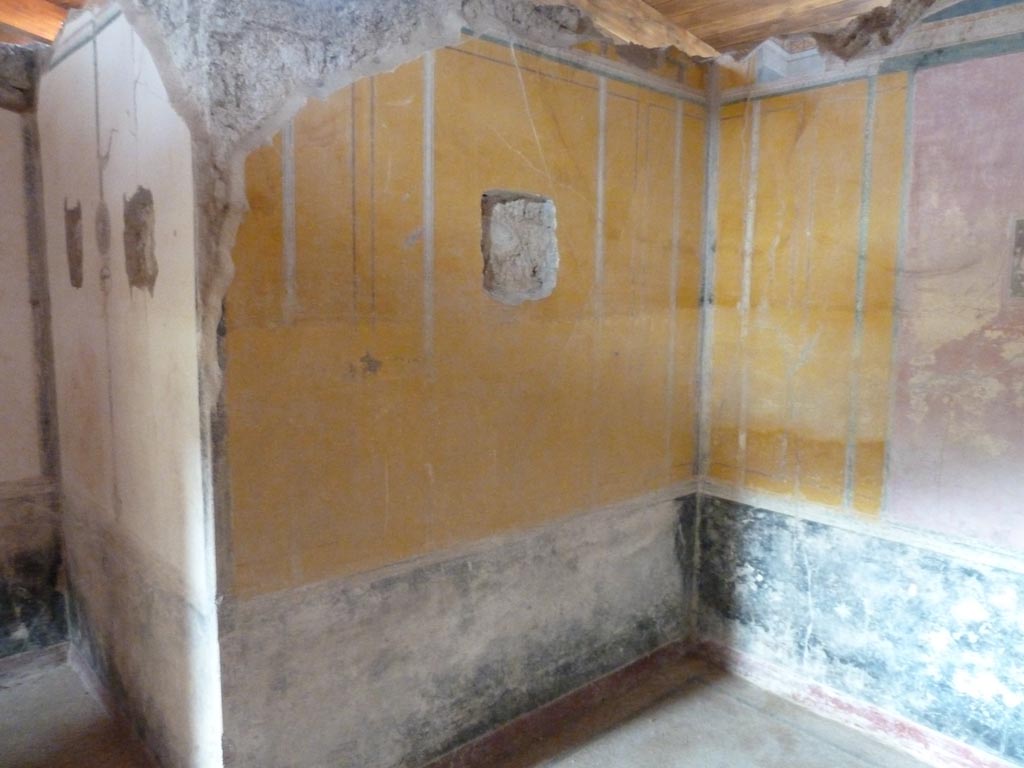 Stabiae, Villa Arianna, September 2015.
W.28, white painted east wall of alcove at west end, and yellow painted north wall of other alcove at east end.