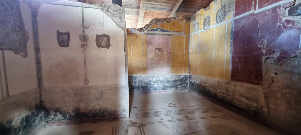 Stabiae, Villa Arianna, December 2023.
W.28, white painted east wall of alcove at west end, and yellow painted east and south wall of other alcove at east end.
Photo courtesy of Miriam Colomer.