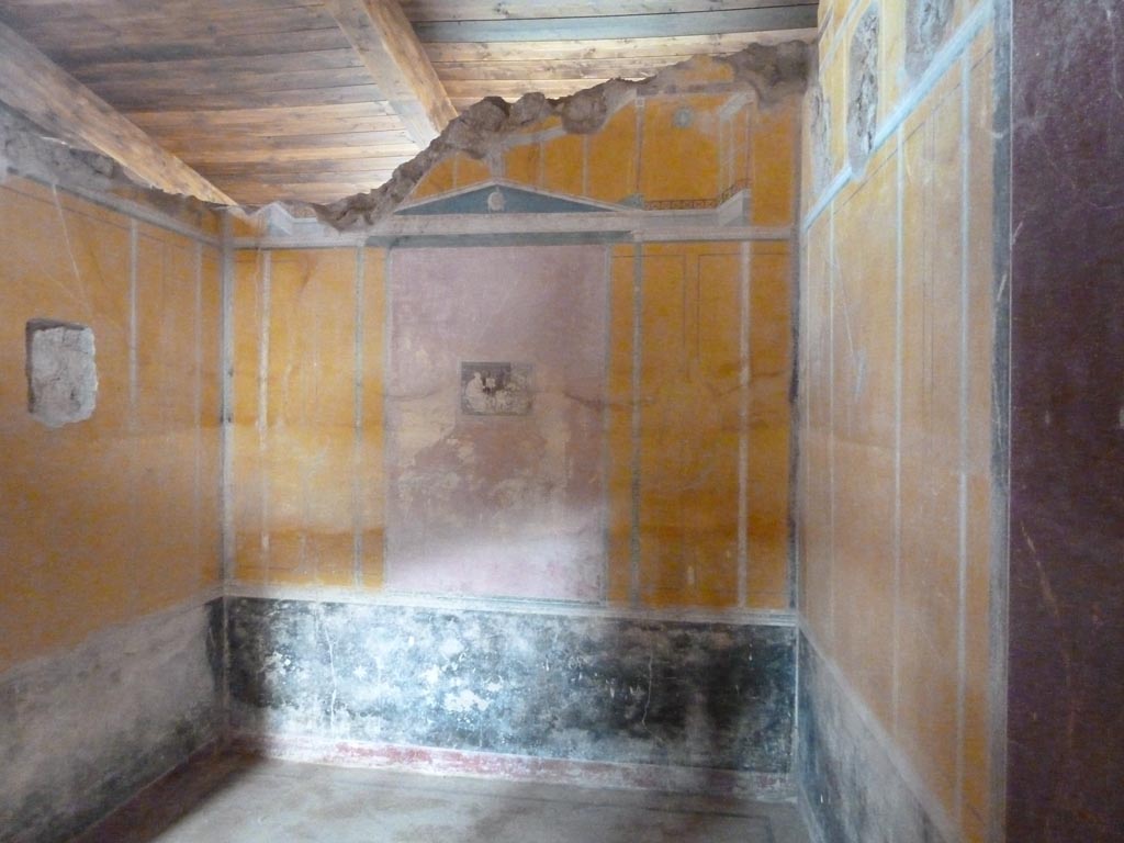 Stabiae, Villa Arianna, September 2015. W.28, looking towards alcove at east end.